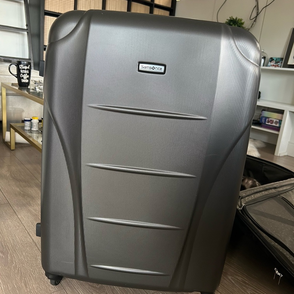 Samsonite Winfield NXT Spinner Large Exp Suitcase in Charcoal - Brand New